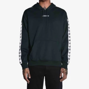  - Svart Adidas TNT hoodie Näst intill aldrig använd, 10 gånger max (varsamt) Köpte den på junkyard för ca 1 år sedan Nypris är 999:-  Det är storlek M men skulle säga att den är mer som en S