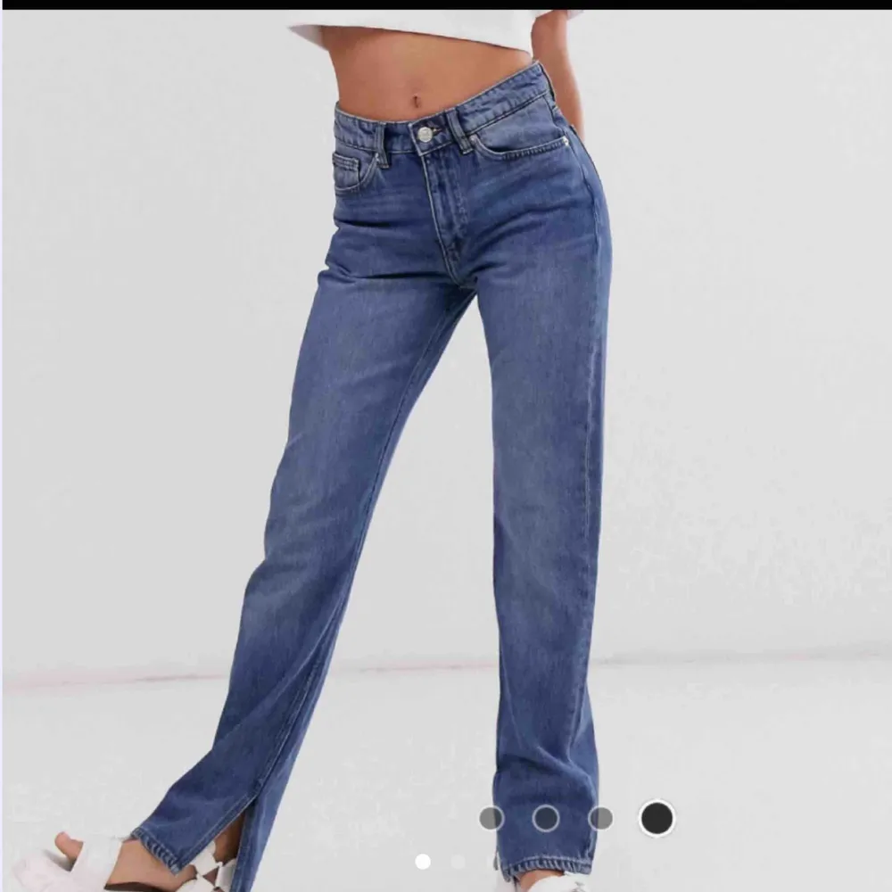 Sjukt snygga slits  byxor från zara helt slutsålda Sparsamt använda Bra skick  Slitsen är på utsidan . Jeans & Byxor.
