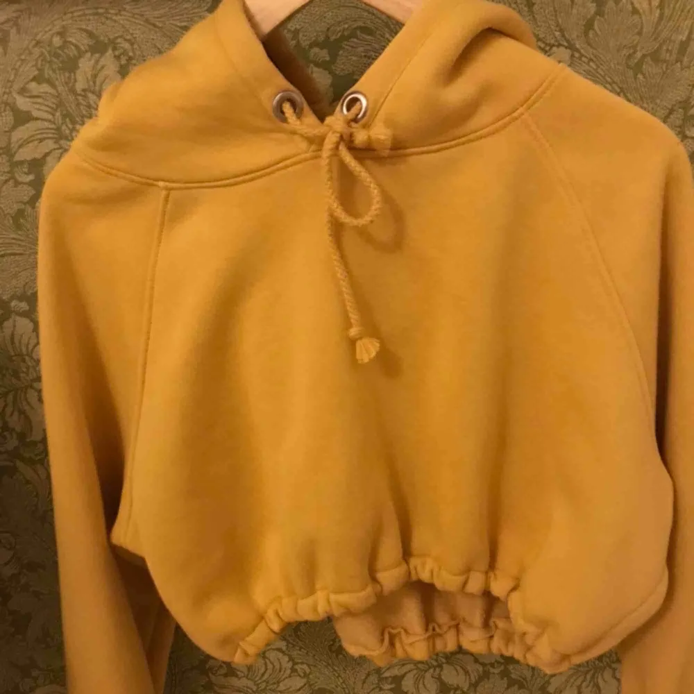 Gul mysig hoodie från bikbok, men som jag har klippt av och sytt in ett resorband i midjan på 💛 köparen står för frakten. . Hoodies.