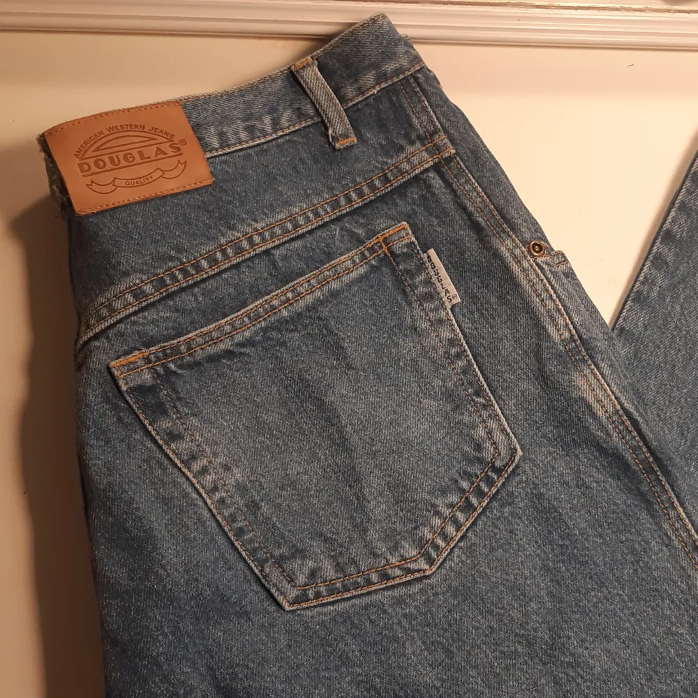 Riktigt snygga vida vintage jeans i mörkare tvätt. Hade varit snyggt att klippa dem men de är redan korta på mig som är 176.   Kan frakta men köpare står för fraktkostnad . Jeans & Byxor.
