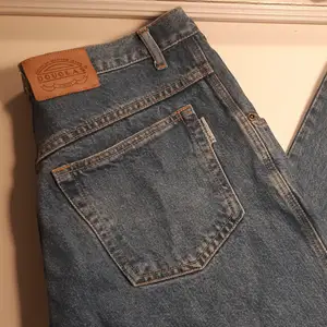 Riktigt snygga vida vintage jeans i mörkare tvätt. Hade varit snyggt att klippa dem men de är redan korta på mig som är 176.   Kan frakta men köpare står för fraktkostnad 