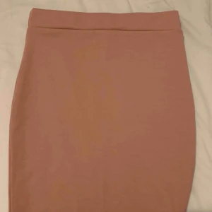  - Tubkjol i superfin rosa färg från Nelly. Aldrig använd.