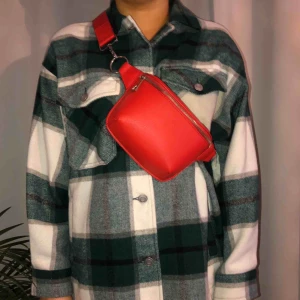  - Magväska i lite finare material. Kommer inte till användning så i superbra skick. 