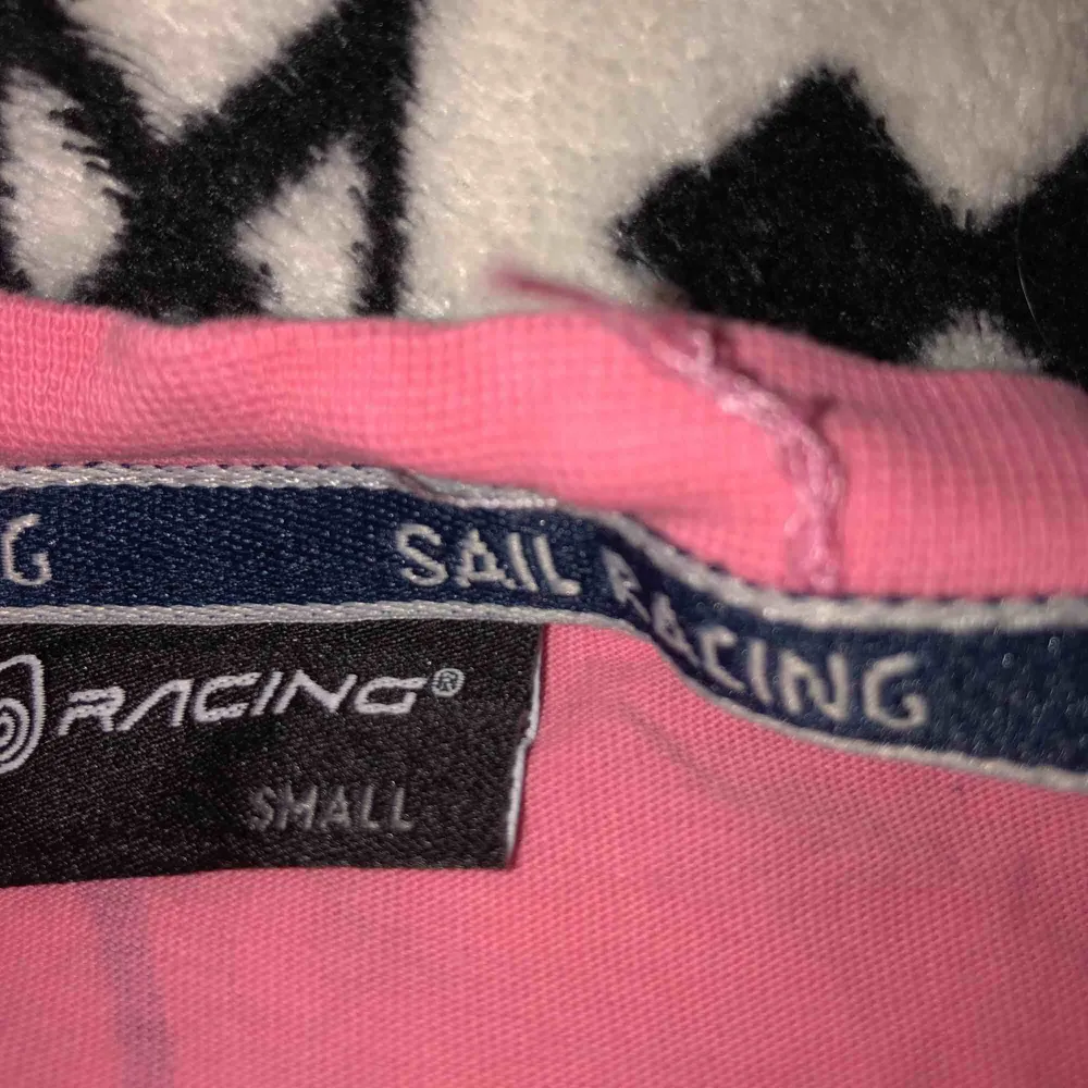 En rosa Sail Racing tröja, inte riktigt min stil men super fin!😊💗 Använt sparsamt!. T-shirts.