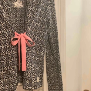  - Passar xs,s och m Marinblå med rosa knyte