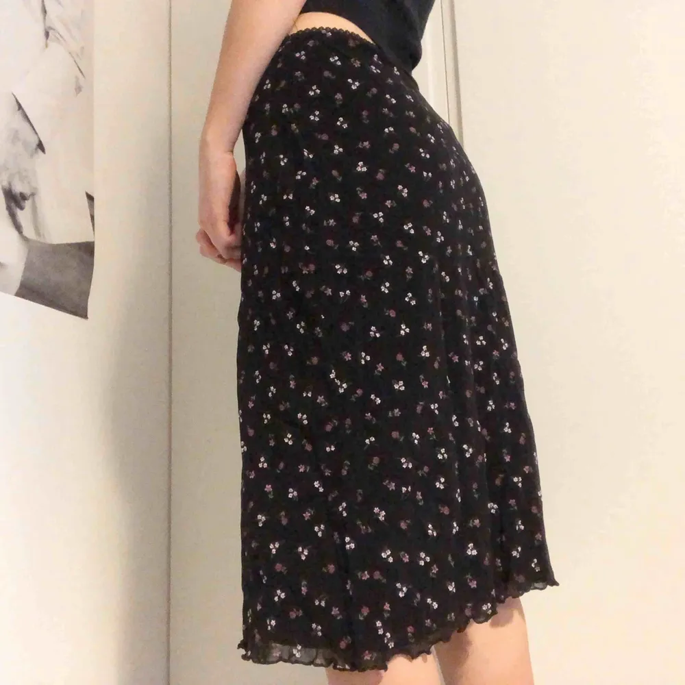 Blommig vintage kjol från Select 🌸 Älskar denna men är tyvärr för stor för mig, markerad som storlek 14 men sitter som en S/M. Kan dock passa många olika beroende på om man vill ha den hög eller låg i midjan! 💕. Kjolar.