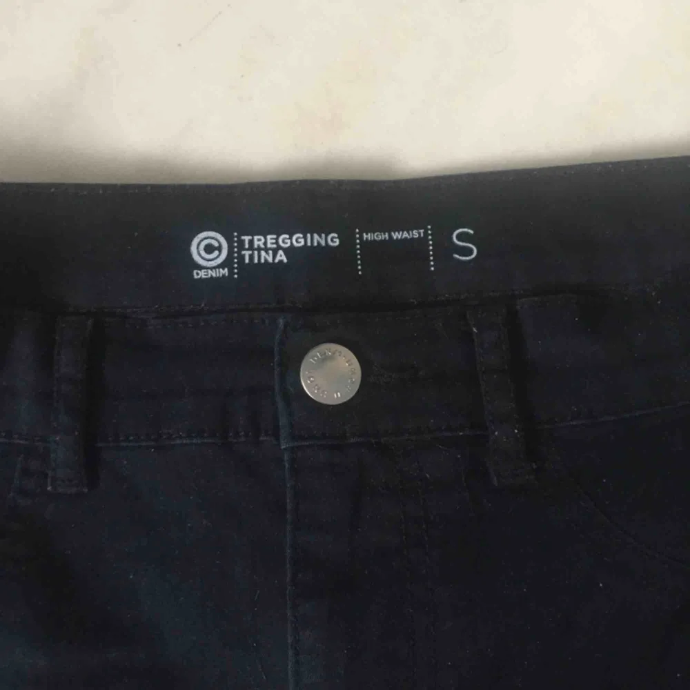 Svarta högmidjade jeans från Cubus i modellen T regging Tina. De är i storlek S, men passar nog även en XS eftersom de är tighta, men de kan vara lite långa då. De är i jättefint skick, knappt använda. Frakt tillkommer 😊. Jeans & Byxor.