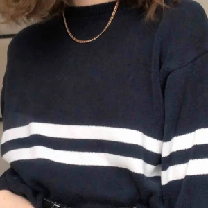  - Stickad tröja från Brandy Melville. Köpt i USA förra året, men den kommer tyvärr inte till användning längre. Kan mötas upp i uppsala eller stockholm men annars står köparen för frakt💕