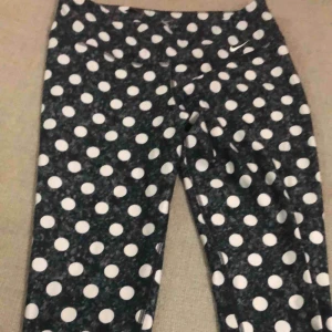  - Nike tights som aldrig är använda. Fick de i present men har aldrig kommit till användning pga fel storlek. Svarta med vita prickar på. går att frakta men köparen står för frakten 
