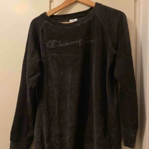  - Mörkbrun Championtröja i sammetsmaterial fram och bak. Sparsamt använd!