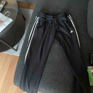  - Adidas byxor i bra skick