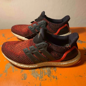  - Adidas Ultraboost sneakers, använda och lite slitna. Se bilder. Saknar skosnören. 