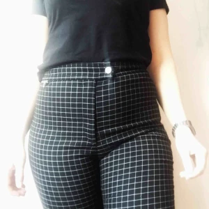  - Rutiga stretchbyxor. Använda vid enstaka tillfälle. Extraknapp på insidan saknas men tryckknappen räcker tycker jag.