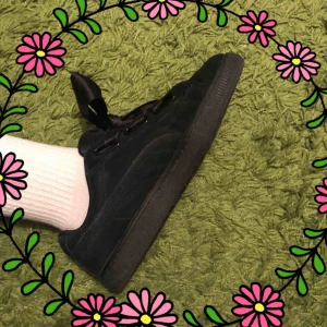  - Superfräscha svarta Puma Suede i storlek 38 🖤 Säljer pga använder inte längre :/ Köpta för några år sedan för 800 kr, frakt tillkommer <33 