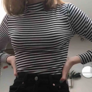 - Säljer denna tighta randiga polotröja! Köpt på hm och sparsamt använd så bra skick. Kan mötas upp i Stockholm eller fraktar!❤️