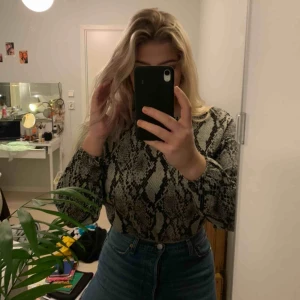  - En blusaktig tröja med ormskinnmönster. Gummiband vid armar & midjan vilket jag personligen tycker om. 