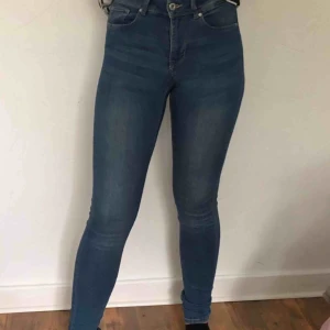  - Tajta jeans från hm! Köptes för 199kr Användes en del men är i bra skick! Säljs pga ingen användning  Skulle passa en 34 också