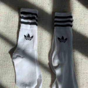  - Två par äkta adidasstrumpor (använda typ två gånger och tvättade såklart) i stl 35-38💛