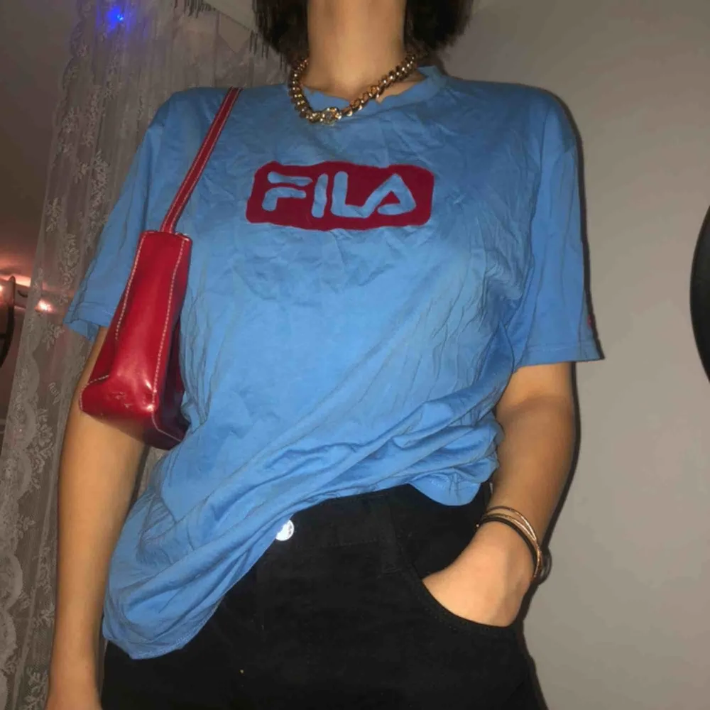 Säljer min blå fila t-shirt med rött fila tryck, är i bra skick och är knappt använd, frakt ingår ej, skriv privat ifall ni vill ha mer information eller om ni är intresserade❤️. T-shirts.