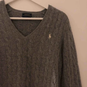  - En kabelstickad tröja från Ralph lauren i ull och cashmere