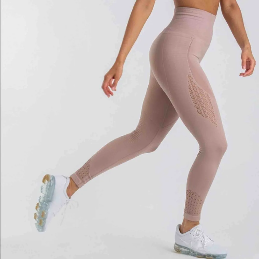 mina underbara gymshark tights behöver en ny ägare! dessa säljs inte längre, de är otroligt sköna och sitter asnice och jag har aldrig fått svettfläckar (frakt eller möts i gävle) . Jeans & Byxor.