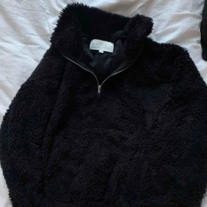  - Supermysig tröja från Nelly. Storlek M men den är liten i storleken, passar även S och XS beroende på vilken passform som önskas. Resår vid magen.   Frakt ingår inte i priset. Kan hämtas i Stockholm. 