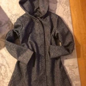  - En  mycket snygg kappa i st xl Helt ny!   Färgen är gråblå  
