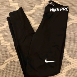  - Svarta Nike Pro träningstights i strl xs/s. I nyskick, använda en gång. Frakt tillkommer!
