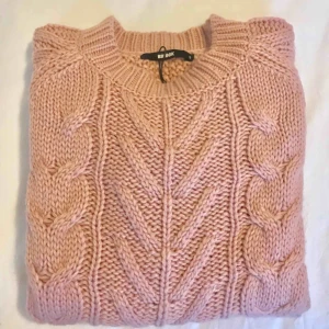  - Härlig stickad tjocktröja i storlek S. Den är oversize. Helt oanvänd.😄 