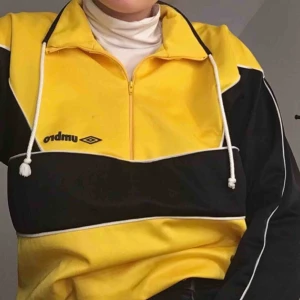  - Cool & unik vintage tröja från Umbro. Sportigt material, kommer tyvärr inte till användning