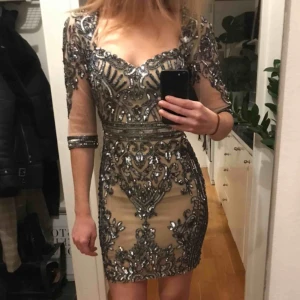  - Paljettklänning från Thalita, den kan tappa lite paljetter men det är inget som syns. Ganska tajt över brösten så passar ngn med mindre kupa.