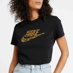  - 25kr frakt! Nypris: 379kr.  Endast testad. As snygg Nike tröja med lite leopard mönster i. Otroligt ball och snygg till vardags. Men inte min stil. Så den är i oanvänt skick! Hoppas den kommer till användning. 