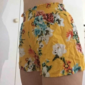  - Stretchigt tyg, men är väldigt stort för mig. :) väldigt tunn och passar bra inför sommaren eller som en vanlig pyjamas. Använt några fåtal gånger.