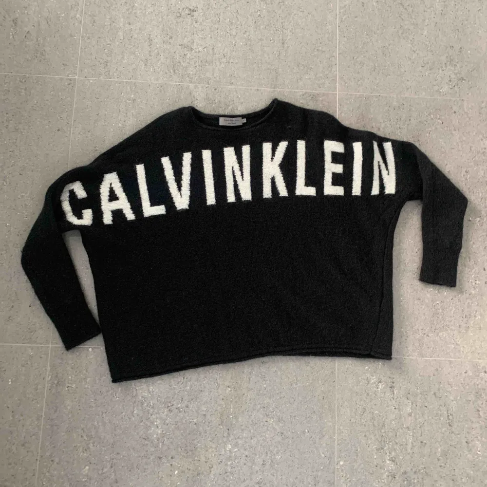 En mycket mysig stickad tröja  Vit text: Calvin Klein  Använd fåtal gånger . Stickat.