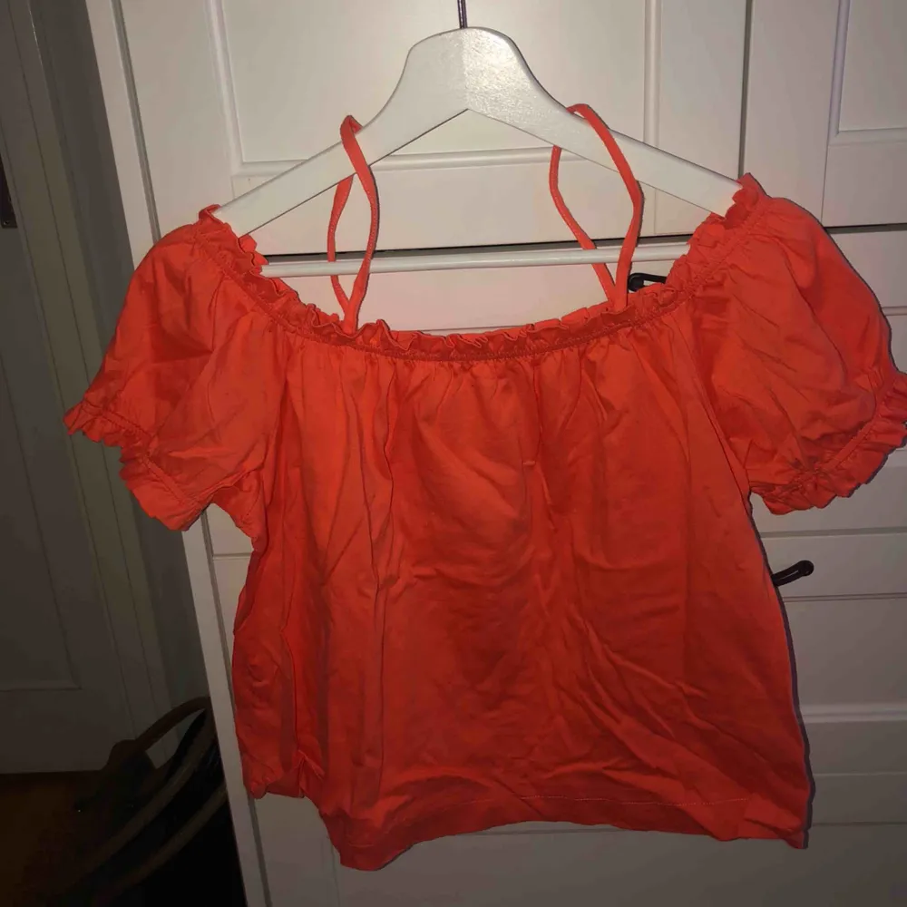 Orange off-shoulder tröja från h&m. Använd några gånger men i bra skick (såklart mycket finare när den är strykt) Passar även om man har L i vanliga fall. Frakt 50kr, pris kan diskuteras.. Toppar.