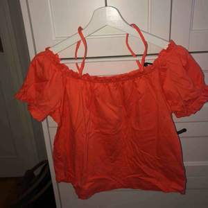 Orange off-shoulder tröja från h&m. Använd några gånger men i bra skick (såklart mycket finare när den är strykt) Passar även om man har L i vanliga fall. Frakt 50kr, pris kan diskuteras.