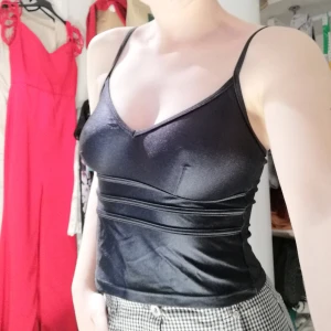  - Skitsnygg 90-inspirerad topp i baddräktsmaterial! Unik och figursydd och bäst av allt, NO bra needed! 👙❌ 