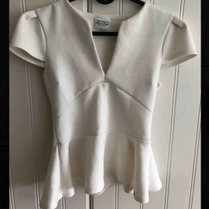  - Säljer min vita kortärmade blus från Rich Bitch. Storlek small. Finns i Dala-Floda men kan tas med till Falun annars står köparen för frakt 🤪