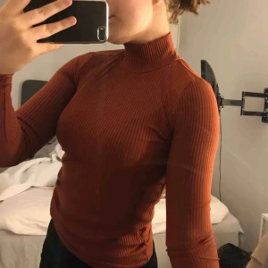  - Superfin orange/brun ribbad tröja från Mango. Sitter tajt och har en fin passform. Endast använd 1 gång. Köpt för 199kr och är som ny!