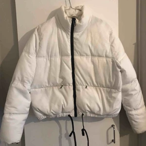 - Helt oanvänd vit vinterjacka från hm