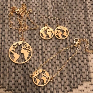  - Guldigt smyckesset i form av jorden/tellus. I setet ingår halsband, armband och örhängen! Fri frakt💞🌎 (säljer även ett silvrigt set)