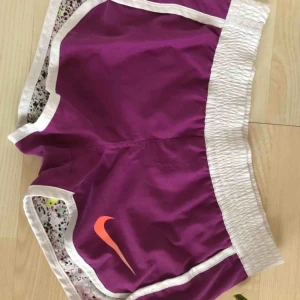  - Shorts från Nike. Går att vänta ut och in så får de ett annat mönster!