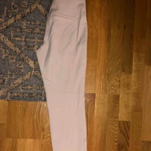  - Beiga kostymbyxor ifrån H&M. Använda en gång. 