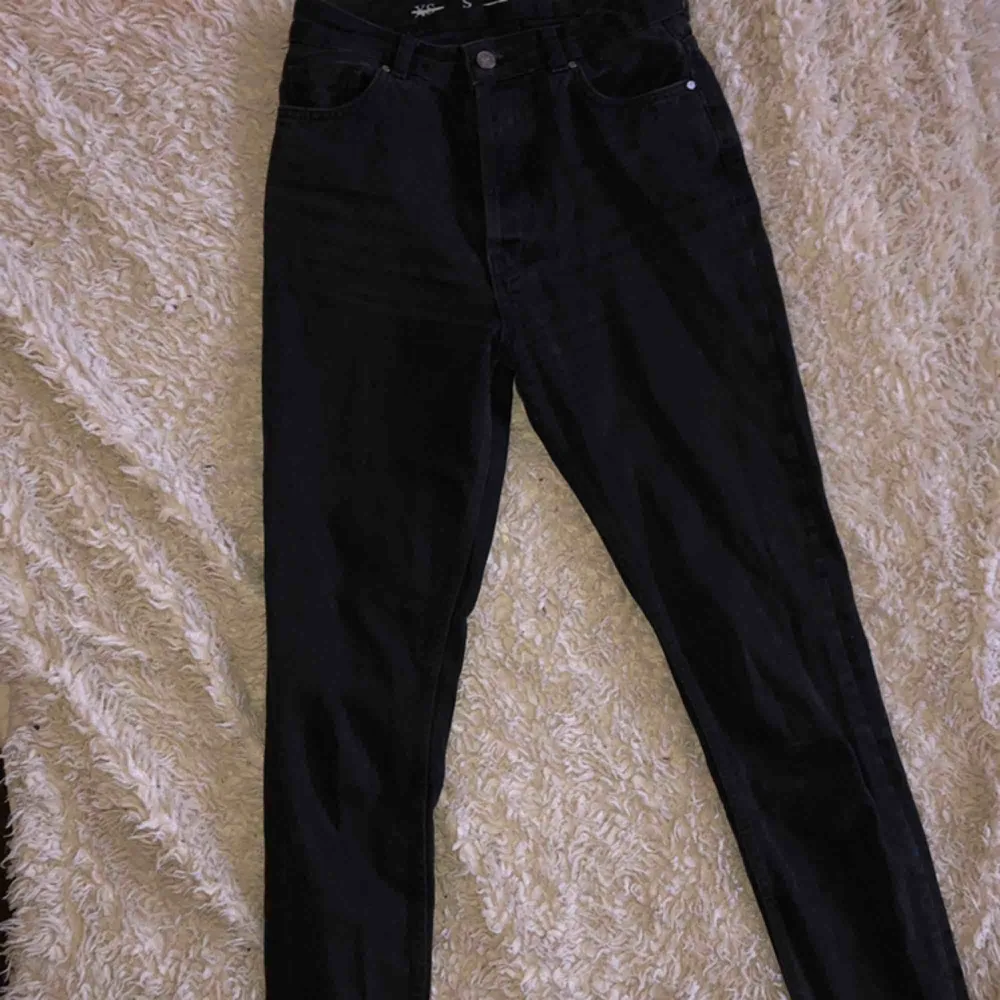 mom jeans från bikbok i storlek S. Använda ett fåtal gånger. Frakt på 50 kr tillkommer . Jeans & Byxor.