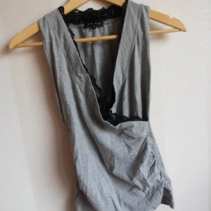  - Topp från Bikbok sitter jättefint på i grått med svart spetskant storlek S