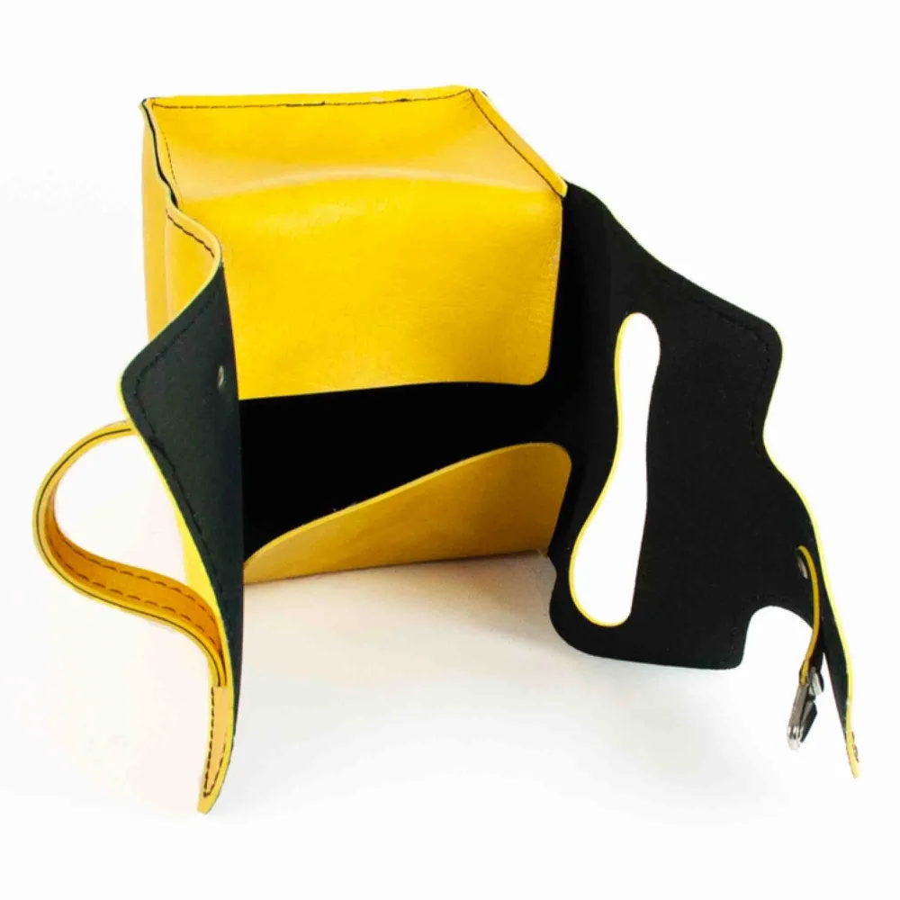 Super cute cube shaped make up bag/ travel kit in yellow Very light signs of wear Every side is ca 15 Free shipping! Read the full description at our website majorunit.com No returns. Väskor.