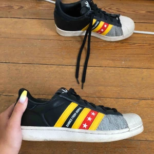  - Adidas superstar designade av Rita Ora. Limited edition skor. Fint skick. Finns att hämta i Linköping, annars betalar köparen för frakten. Betalning sker via swish.  