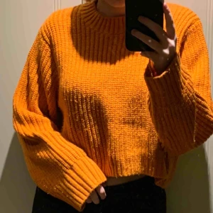  - Tröjan e oversized så om man vill ha den mer tajt passar den snarare en S-M men skitsnygg som oversized! (Frakt ligger på 60kr) Kan mötas upp i Göteborg