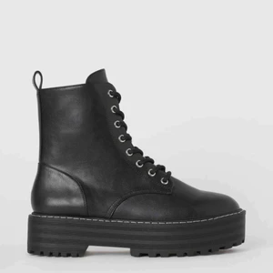  - använda 1 gång som nya annars! storlek 37 och har klippt av en bit på snörena eftersom dom var extremt långa och var ivägen 🤗