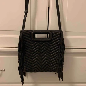  - Trendig väska från Maje, köpt på NK. Superfin men lite sliten (se bilder). 